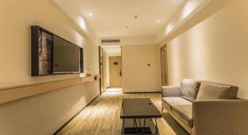 a living room with a couch and a table at City Comfort Inn Liuzhou Liucheng in Liuzhou