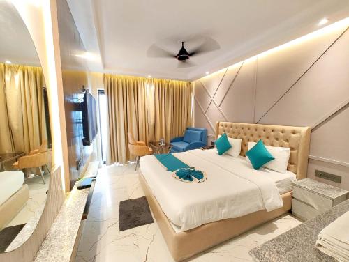 Postel nebo postele na pokoji v ubytování A LUXUARY HOTEL DREAM!LAND Near Sea Beach And Jagannth Temple - Fully Air Conditioning Luxuary Rooms - Lift - Restaurant & Parking Facilities - Four Star Hotel In Puri
