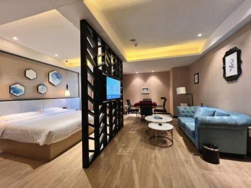 a hotel room with a bed and a couch at Xana Lite Hotelle Yan'an Baota Mountain in Yan'an