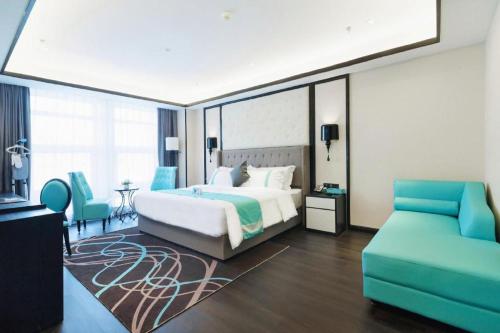 a bedroom with a bed and a couch at Xana Hotelle Jinan Wuanfu Interchange Huafu International Square in Jinan