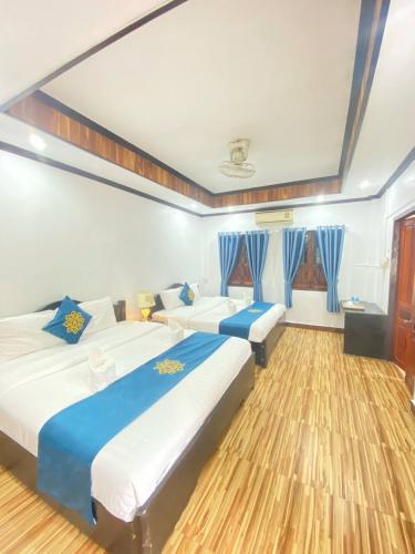 Postel nebo postele na pokoji v ubytování Luangprabang Singharat Place 2
