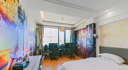 a hotel room with a bed and a table and chairs at GreenTree Alliance Hotel Shanghai Baoshan District Meilan Lake Yueluo Road in Baoshan