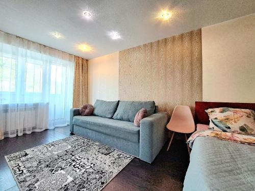 Posezení v ubytování Квартира у ТРЦ Никольский с красивым видом