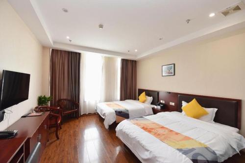 Un ou plusieurs lits dans un hébergement de l'établissement Shell Hotel Huainan Shou County Passenger Station Yaohai Grand Market