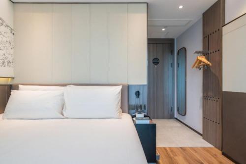 Atour Light Hotel Shanghai Xinjiangwancheng Fudan Universityにあるベッド