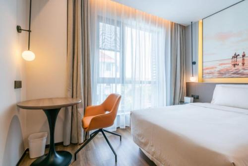 Atour Light Hotel Shanghai Xinjiangwancheng Fudan Universityにあるベッド