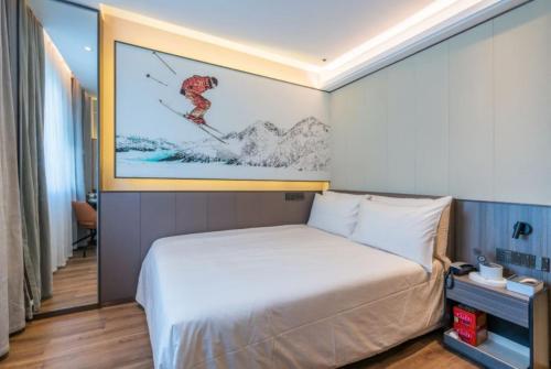 Atour Light Hotel Shanghai Xinjiangwancheng Fudan Universityにあるベッド