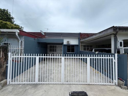 a white fence in front of a house at KAA Homestay Bajet 2 in Tawau