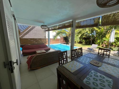 Saint-PaulにあるVilla Mahé 8 personnes avec piscine et vue merのバルコニー(ベッド1台、スイミングプール付)