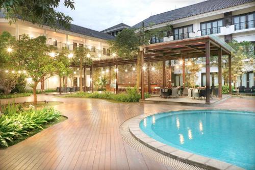 Bazén v ubytování Lido Lake Resort by MNC Hotel nebo v jeho okolí