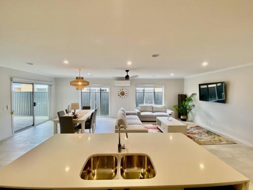 Μια τηλεόραση ή/και κέντρο ψυχαγωγίας στο Spacious Holiday Home - 500m from the Beach!