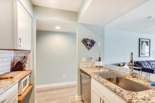 Dapur atau dapur kecil di Oceanfront Condo in Harbor Island Community!