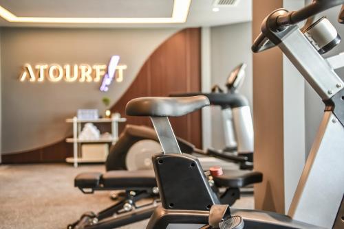 Fitness centrum a/nebo fitness zařízení v ubytování Atour Hotel Beijing Liuli Bridge West Station