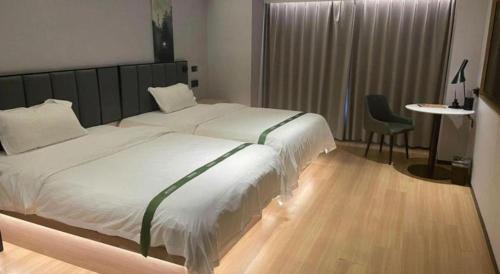 Letto o letti in una camera di GreenTree Inn Jinan West Station Exhibition Center