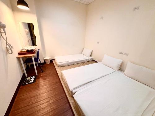 a small room with two beds in it at Douzi Hotel-Xpark. Gloria Outlets. Taoyuan MRT in Dayuan