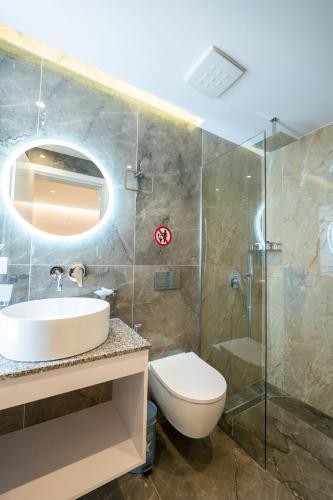 Koupelna v ubytování Feniks Hotel