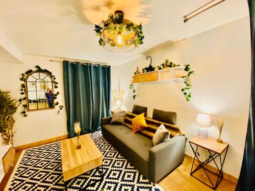 un salon avec un canapé et une table dans l'établissement Ici, dort un Gorille, à Planay