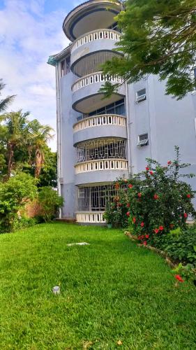 Un jardín fuera de Lazuli Penthouse Mombasa