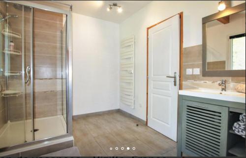 une salle de bain avec une douche, un lavabo et un miroir dans l'établissement Le Bien-Être de la Nature, à Séchilienne