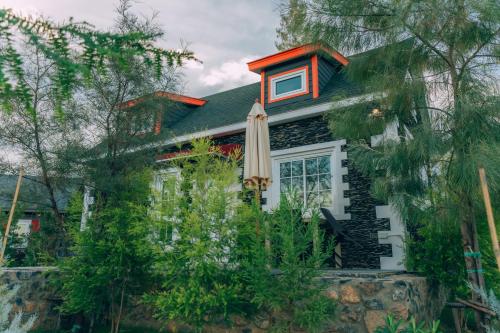 a house with an umbrella in front of it at Khaoyai Art Tree in Pong Talong