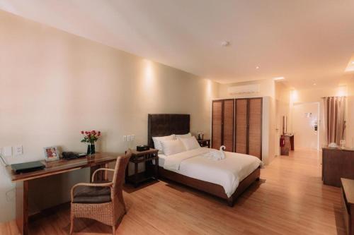 a hotel room with a bed and a desk and a desk at Kingsleys Hotel and Gastro Pub in Angeles