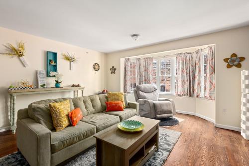 Posezení v ubytování Newark Gem Ruby 3BR, 3BA - Sleeps 12 - Walk to Prudential Center and Newark Penn Station, Near EWR and American Dream Mall, includes Parking - WiFi - Laundry - Backyard - Gym