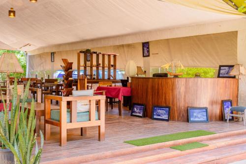 Ein Restaurant oder anderes Speiselokal in der Unterkunft Lowin Yala 