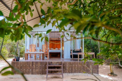 Ein Garten an der Unterkunft Lowin Yala
