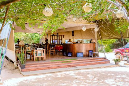 Ein Restaurant oder anderes Speiselokal in der Unterkunft Lowin Yala 