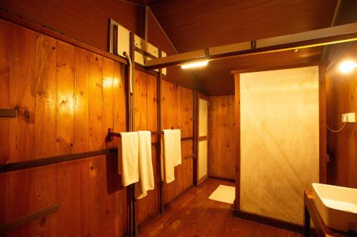 Ein Badezimmer in der Unterkunft Lowin Yala