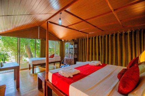 Ein Bett oder Betten in einem Zimmer der Unterkunft Lowin Yala