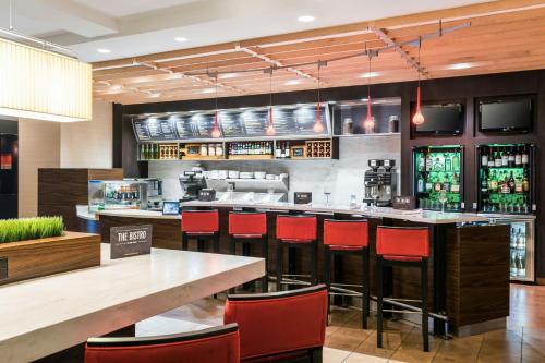 Lounge nebo bar v ubytování Courtyard Milwaukee Downtown