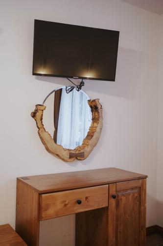 a mirror on top of a wooden table at Hanul lui Mujdei in Vatra Dornei