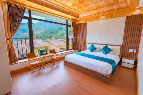 a bedroom with a bed and a large window at An's House SaPa - Nguyên Căn 5 Phòng Ngủ View Núi in Sa Pa
