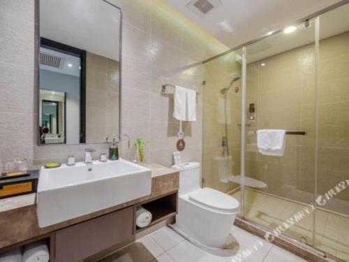 Un baño con lavabo, inodoro y ducha. en Yitel Collection Hangzhou West Lake Jiefang Road, en Hangzhou