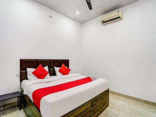 Ένα ή περισσότερα κρεβάτια σε δωμάτιο στο Hotel O Aashirvad