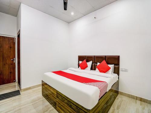 Ένα ή περισσότερα κρεβάτια σε δωμάτιο στο Hotel O Aashirvad