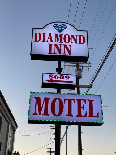 un cartello per un motel Mordoit Inn su una strada di Diamond Inn a North Hills