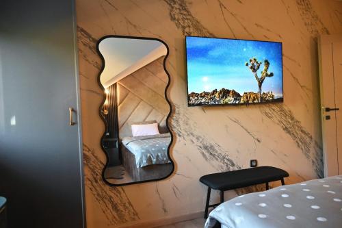 a room with a guitar shaped wall with a mirror at Mery 2 in Slavonski Brod