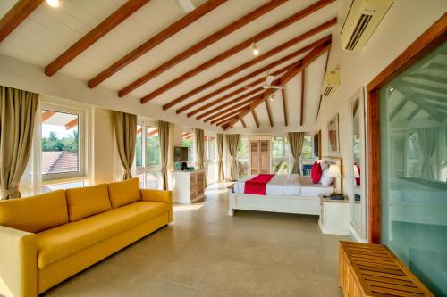 Posezení v ubytování The Goa Beach Resort, Morjim