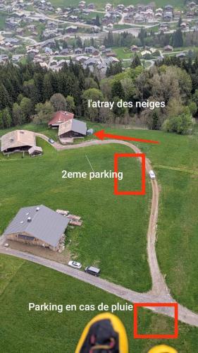 - une vue aérienne sur une cour avec une maison dans l'établissement Chalet d alpage en montagne L Atray Des Neiges 3 étoiles multipass gratuit, à Morzine