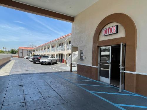 un edificio con un cartello di motel e un parcheggio di Diamond Inn a North Hills