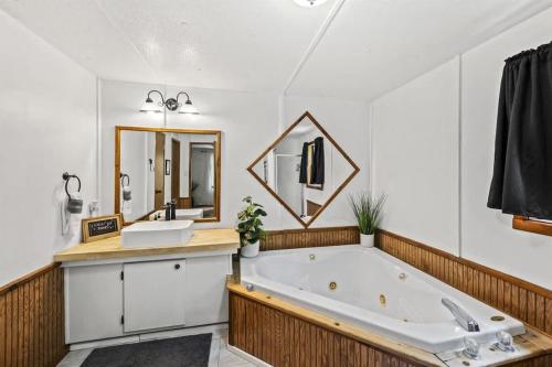 Et badeværelse på Outdoor Paradise on the Creek - Jacuzzi - Stocked