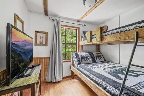 En eller flere senge i et værelse på Outdoor Paradise on the Creek - Jacuzzi - Stocked