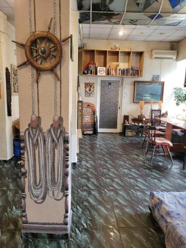 Dapur atau dapur kecil di Yo Ho Hostel