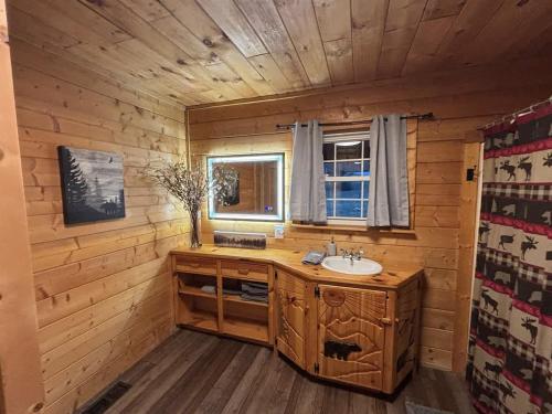 Billede fra billedgalleriet på Creekside with views - jacuzzi firepit arcade i Cosby