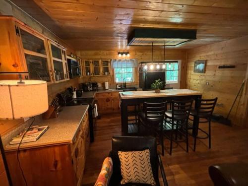 una cucina con ampia isola in una cabina di Creekside with views - jacuzzi firepit arcade a Cosby