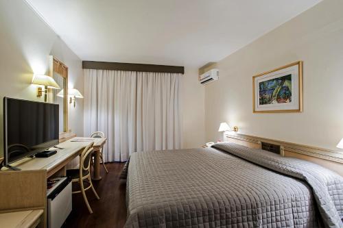 A bed or beds in a room at Trevi Hotel e Business