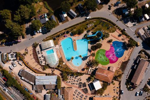 une vue aérienne d'une piscine dans un complexe hôtelier dans l'établissement Mobile-home 4 à 6personnes au camping LES VIVIERS, à Lège-Cap-Ferret