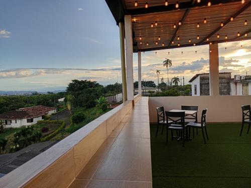 a patio with a table and chairs on a balcony at Hotel Aerocafe Pereira in Pereira